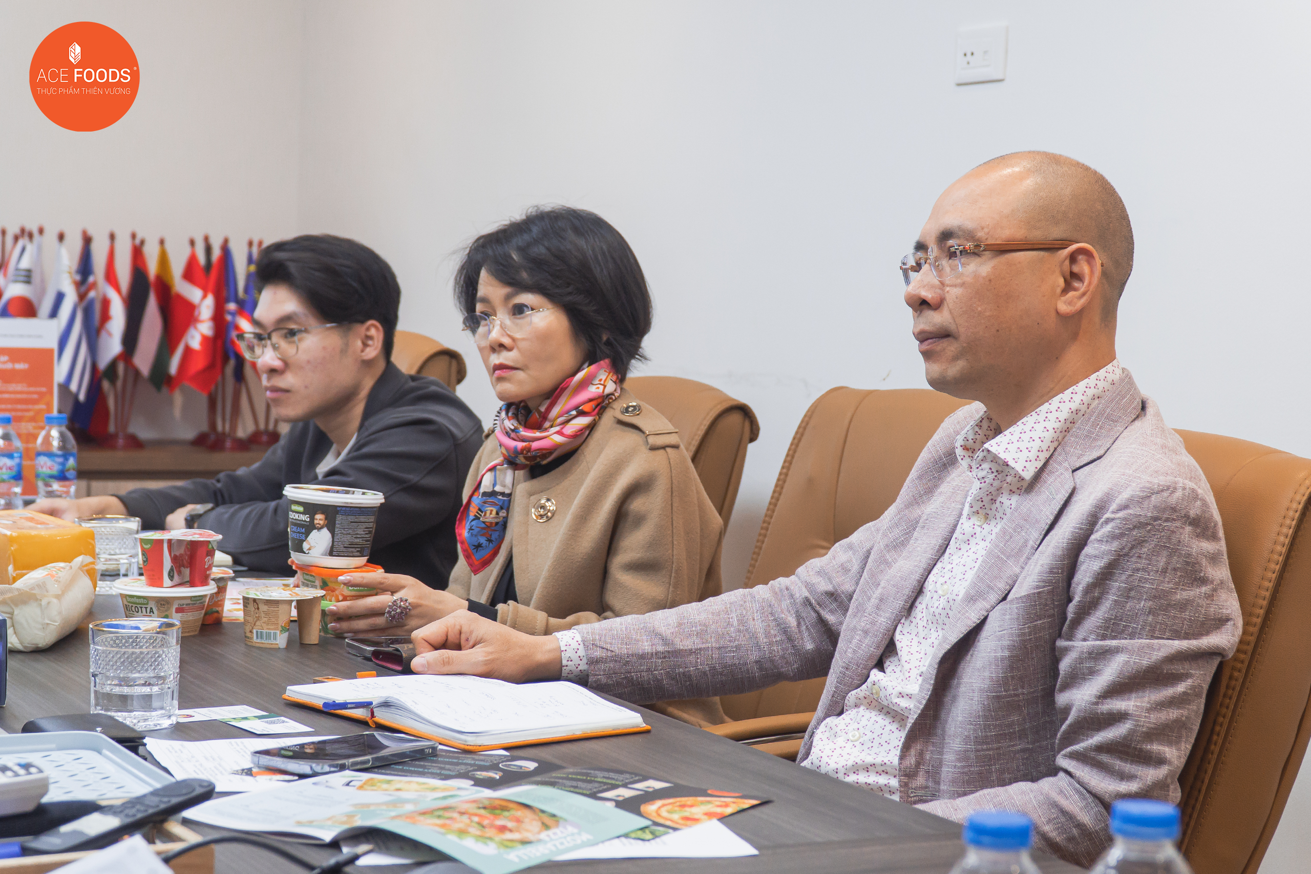 Bà Phạm Hồng Mai - Chủ tịch HĐQT và Ông Trần Văn Toản - Tổng giám đốc tham gia buổi họp