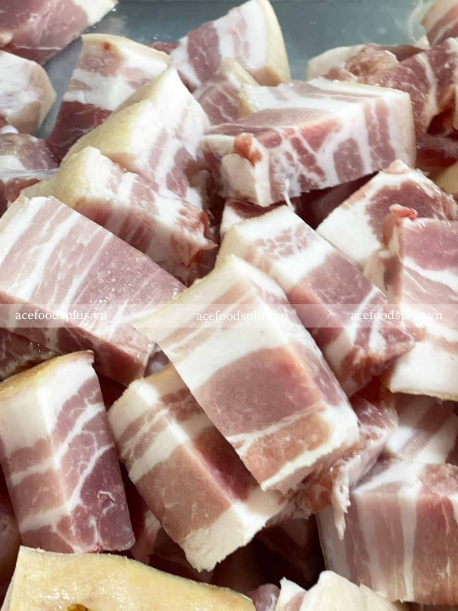 Ba chỉ heo Nga rút sườn cắt thành miếng vừa ăn để nấu món thịt kho tàu