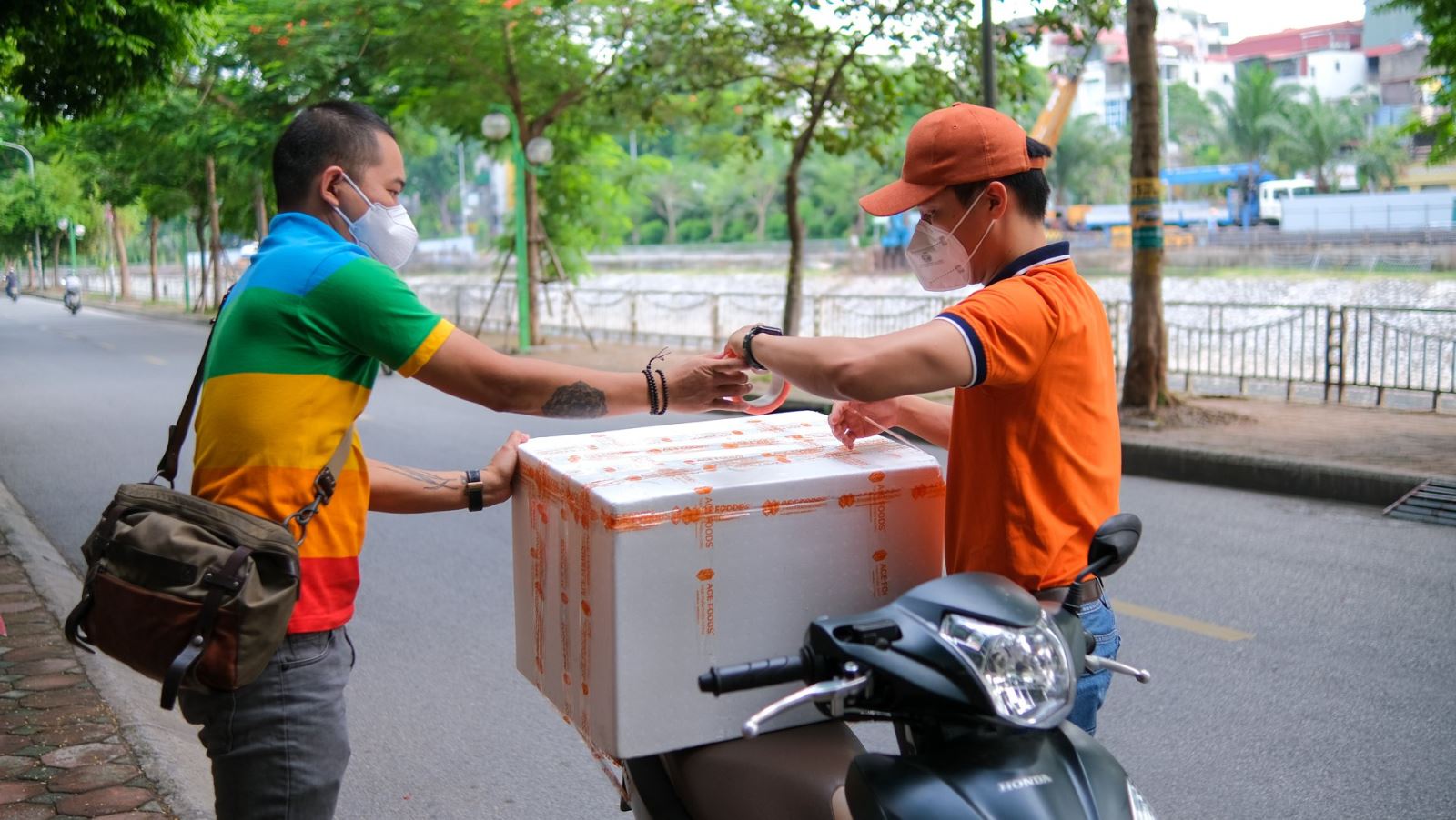 Nhân viên ACE FOODS hỗ trợ đóng thùng hàng thực phẩm chuyển đến căn bếp thiện nguyện