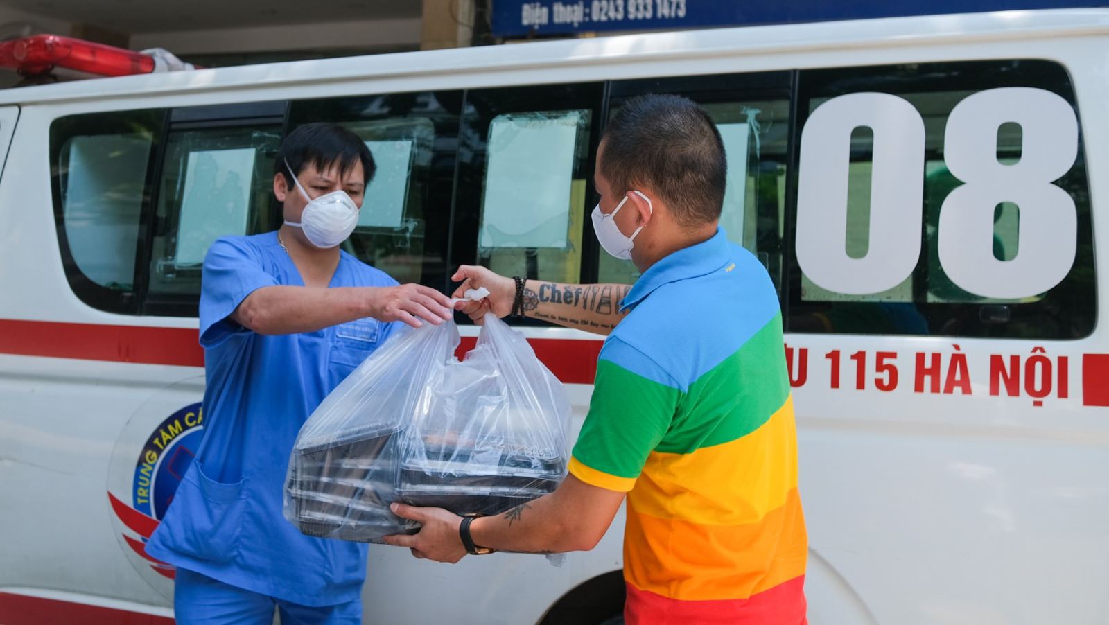 Trao tận tay các y bác sĩ những suất cơm ấm lòng giữa mùa dịch