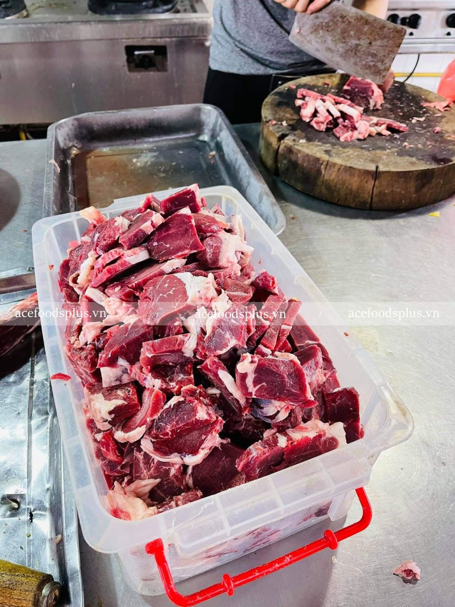 Bắp bò Úc sơ chế sạch sẽ trước khi nấu