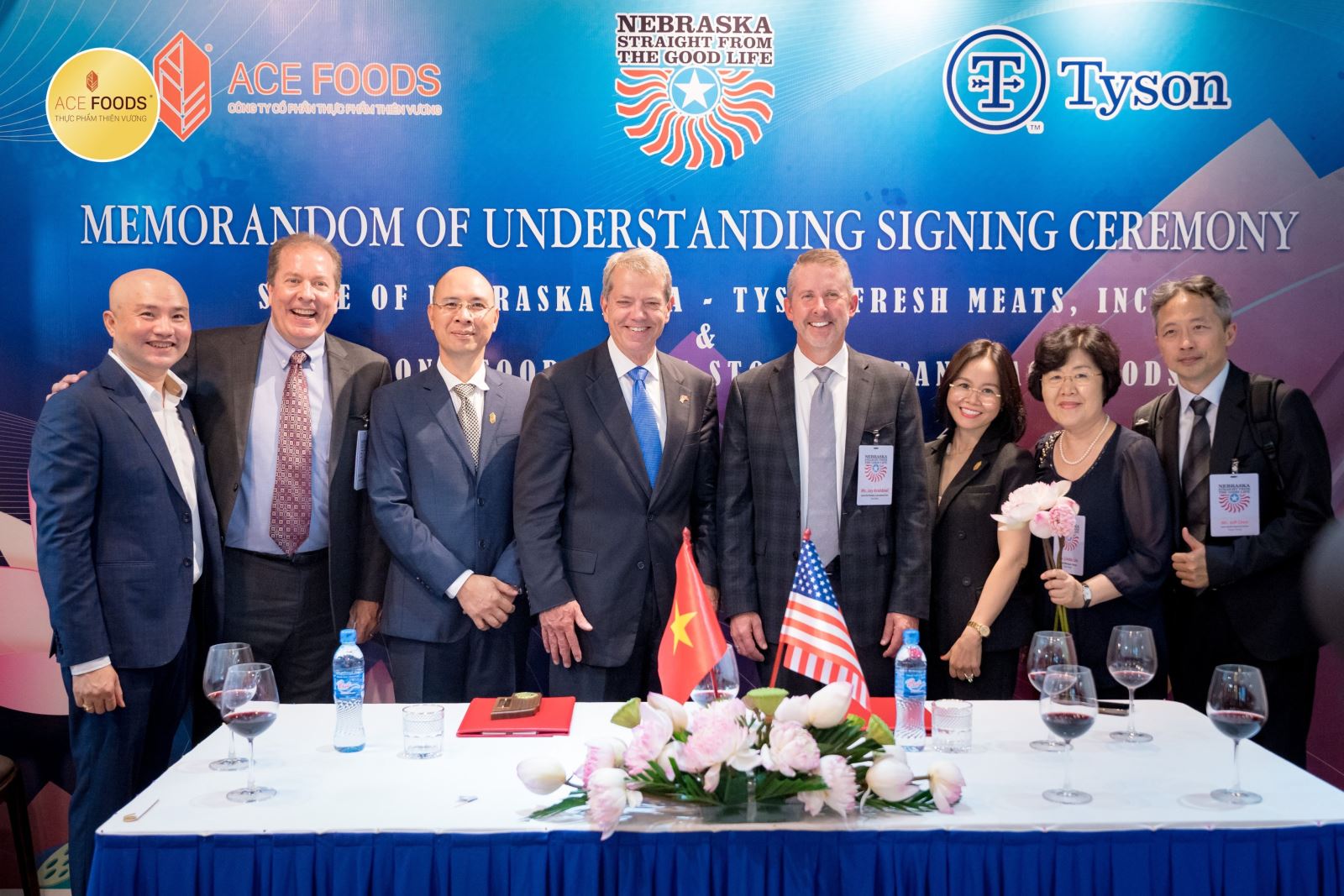 Buổi ký kết có sự tham dự của ngài Jim Pillen thống đốc bang Nebraska - Hoa Kỳ và ngài Ralph Bean Tham tán nông nghiệp đại sứ quán Hoa Kỳ