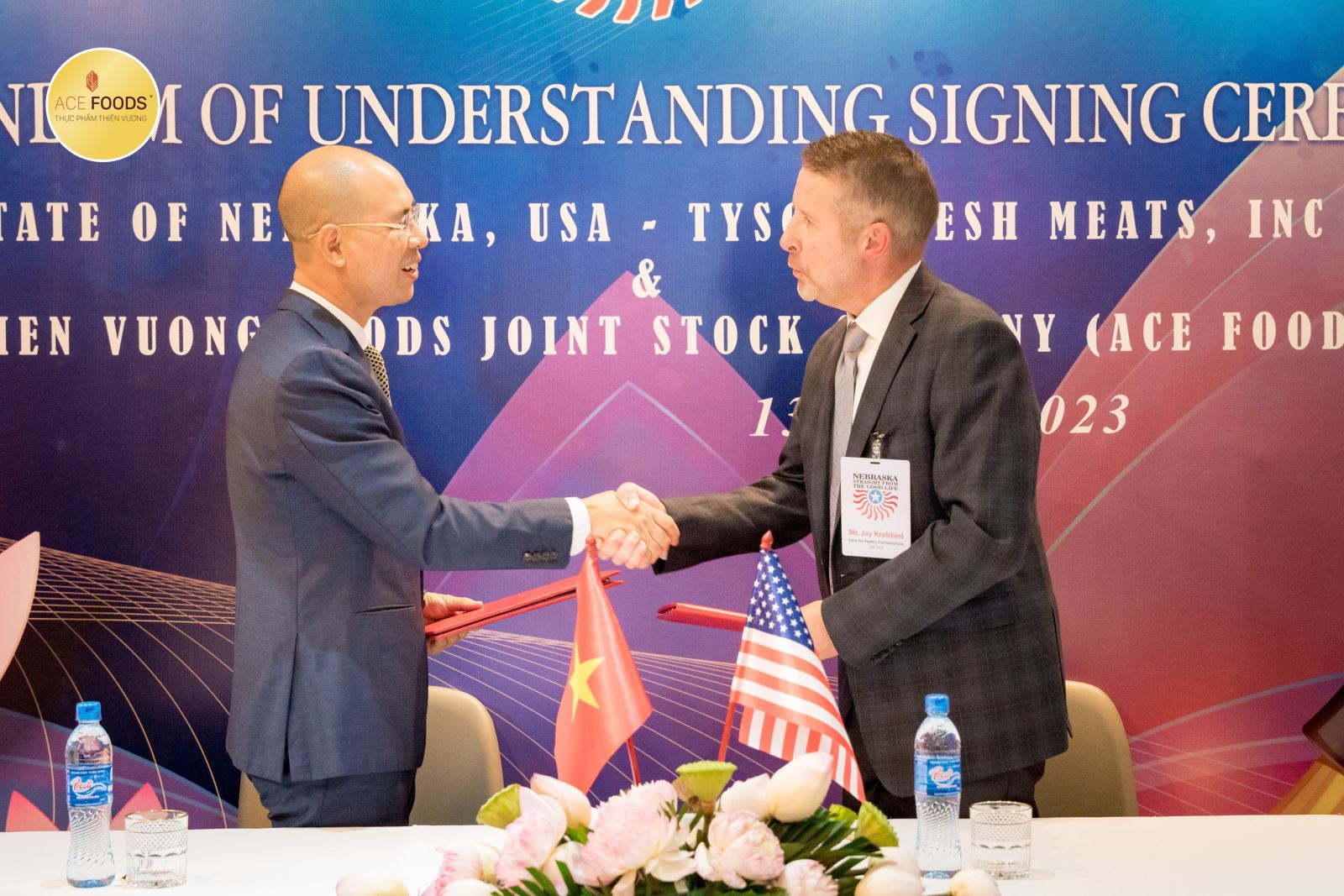 Ông Trần Văn Toản và ông Jay Krehbiel ký thỏa thuận hợp tác