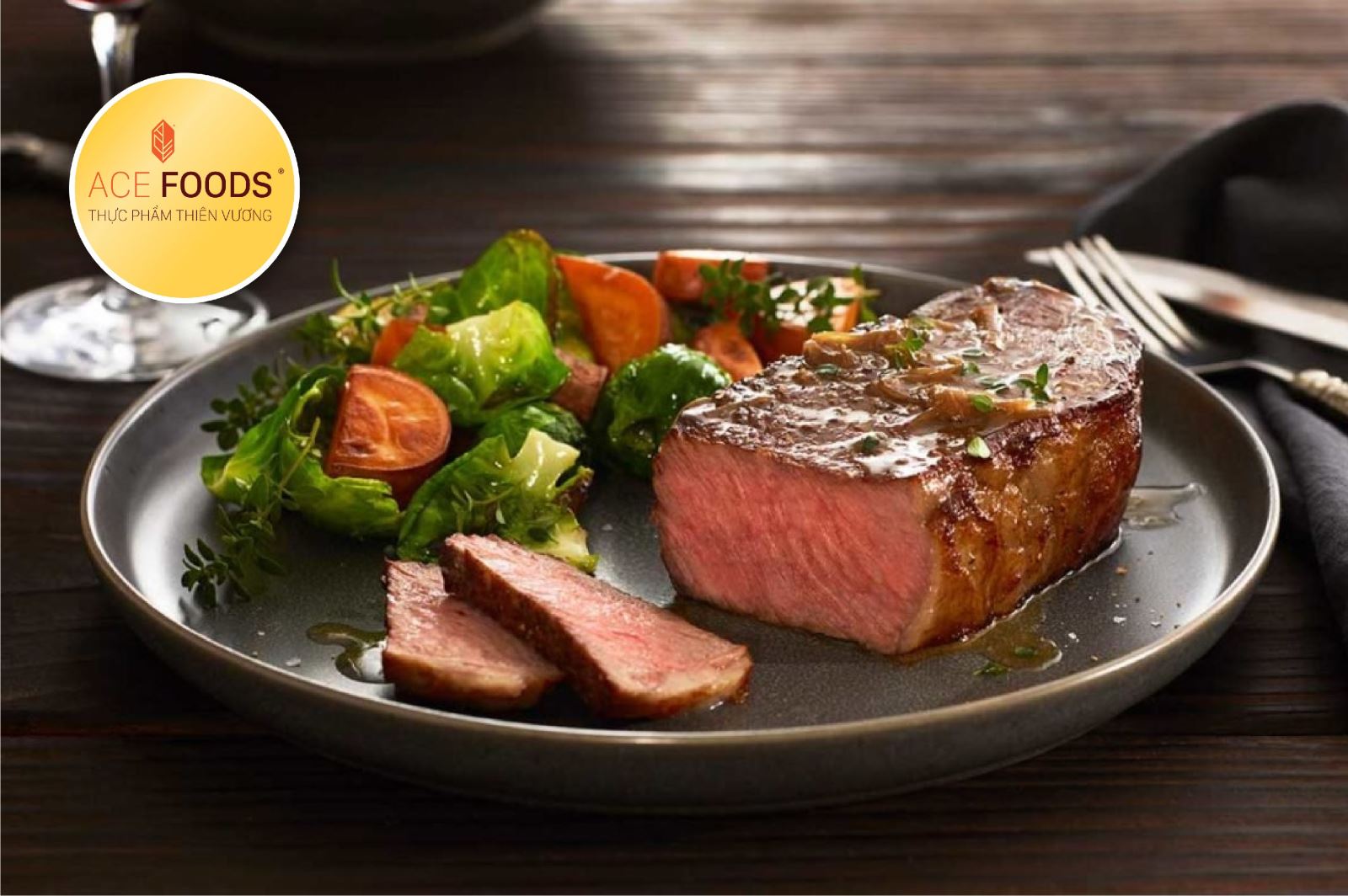 BÍt tết được chế biến từ bò platinum angus thơm ngon, hảo hạng