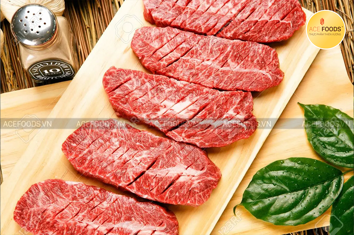 Mặt cắt của lõi vai bò Wagyu Mỹ chằng chịt vân cẩm thạch