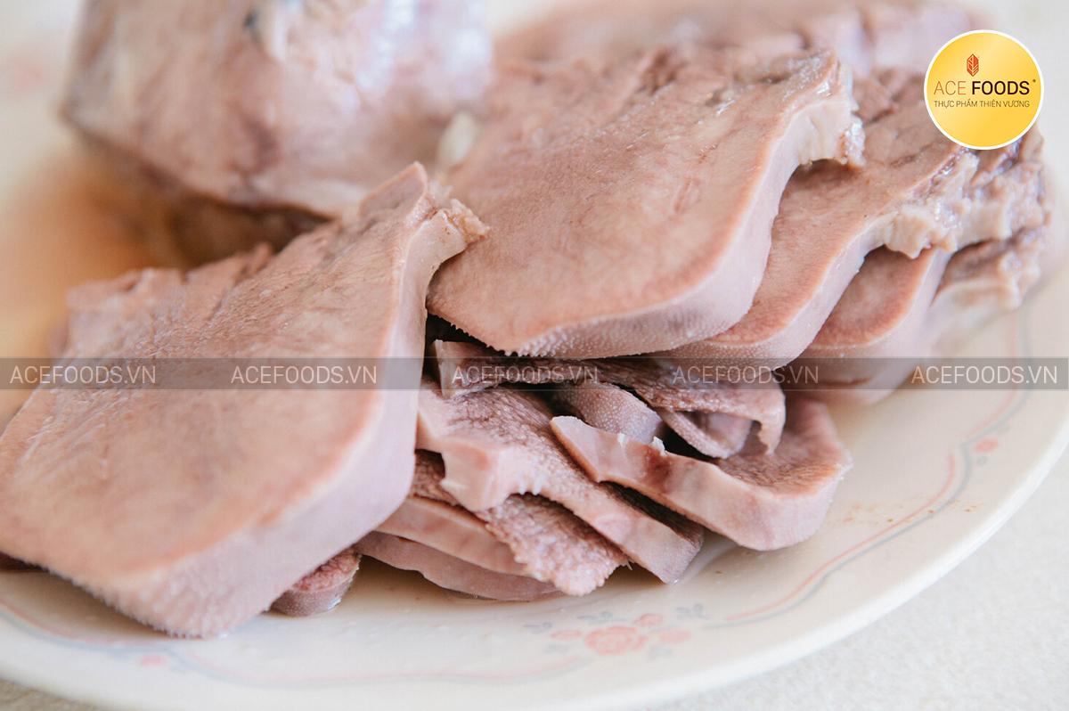 Ngâm lưỡi heo vào nước đá để giữ được độ giòn khi làm món gỏi lưỡi heo