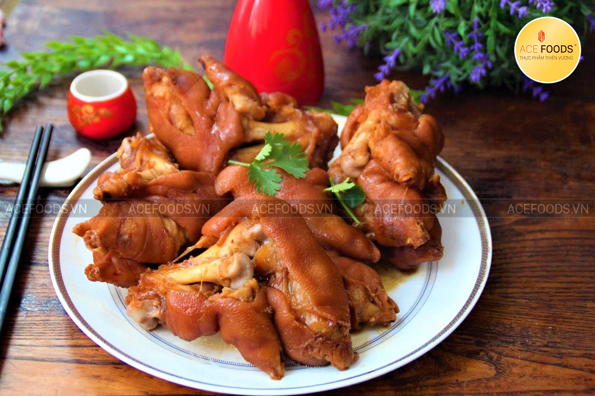 Móng giò heo trước VLMK chứa nhiều gân, phần da giòn, mỡ không ngấy